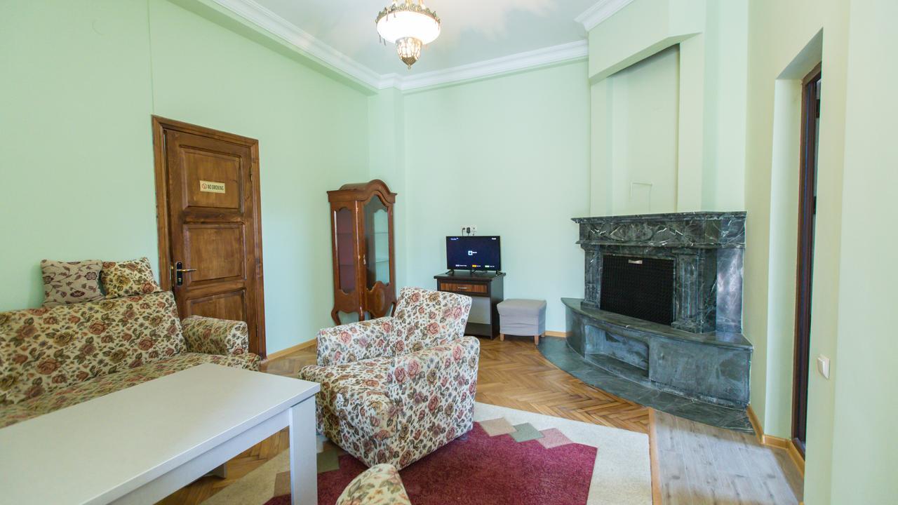 Hotel Cattaleya Batumi Exteriör bild